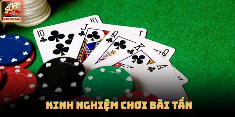 Người chơi phân tích bài và lựa chọn chiến thuật phù hợp 